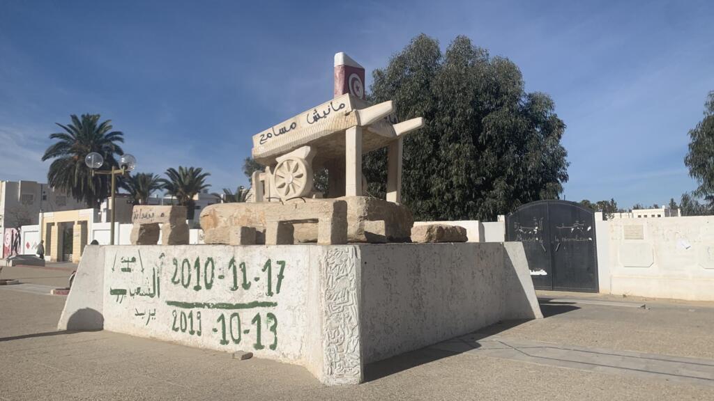 À Sidi Bouzid, l’artère principale porte désormais le nom du vendeur ambulant, Mohamed Bouazizi, qui s’était immolé pour dénoncer la précarité qui le rongeait. Son instrument de travail y est érigé en monument.