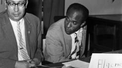 M'Hamed Yazid et Frantz Fanon (à droite) représentent le FLN (Front de Libération nationale) et l'Algérie en guerre d'indépendance à la conférence Pan Africaine au Palais de la Culture de Léopoldville, le 27 août 1960, au Congo ex-belge, qui vient de conquérir son indépendance. (Photo by UPI / AFP)
