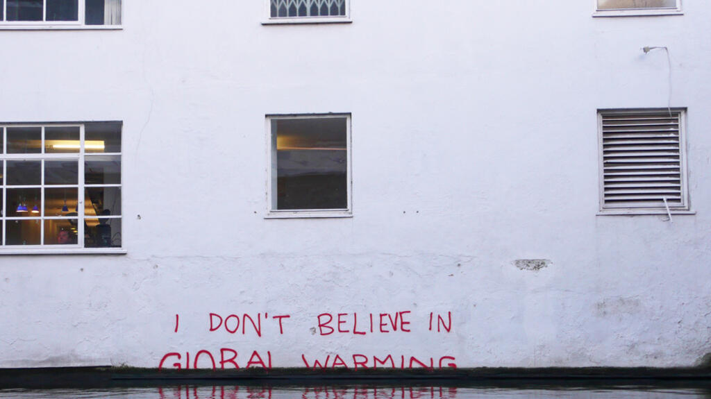 « Je ne crois pas au changement climatique », tag attribué à l'artiste Banksy à Londres, pour dénoncer le réchauffement climatique.