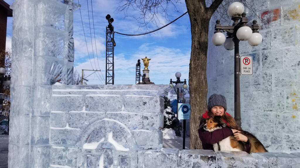 Cette année, pandémie oblige, le Carnaval d’hiver de Québec a misé sur des sculptures de glace proches des citoyens dans chaque quartier de la ville.