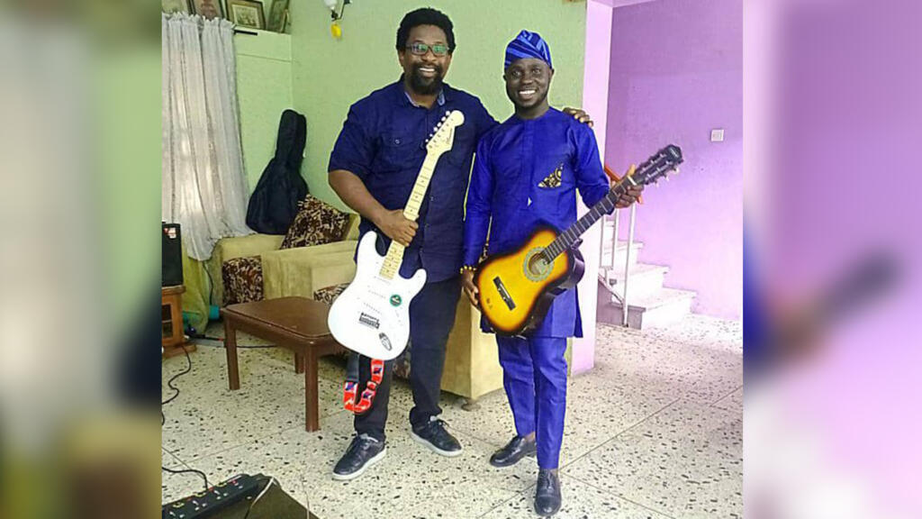 L’artiste Naytan et le président du Club RFI Lagos-Nigeria.