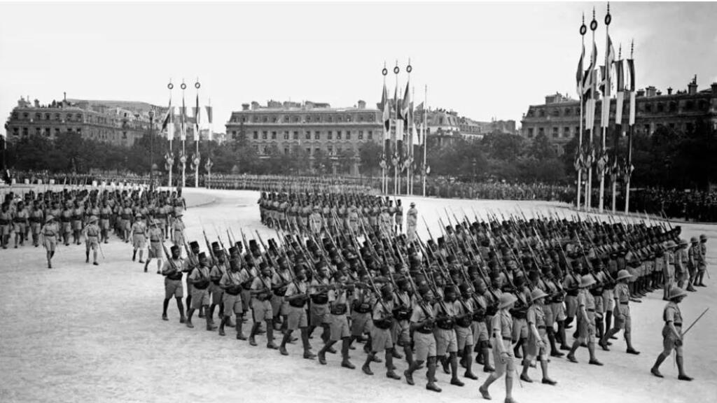 Le 14 juillet 1939, les troupes coloniales, massivement constituées de tirailleurs sénégalais, défilaient sur les Champs-Élysées à Paris.