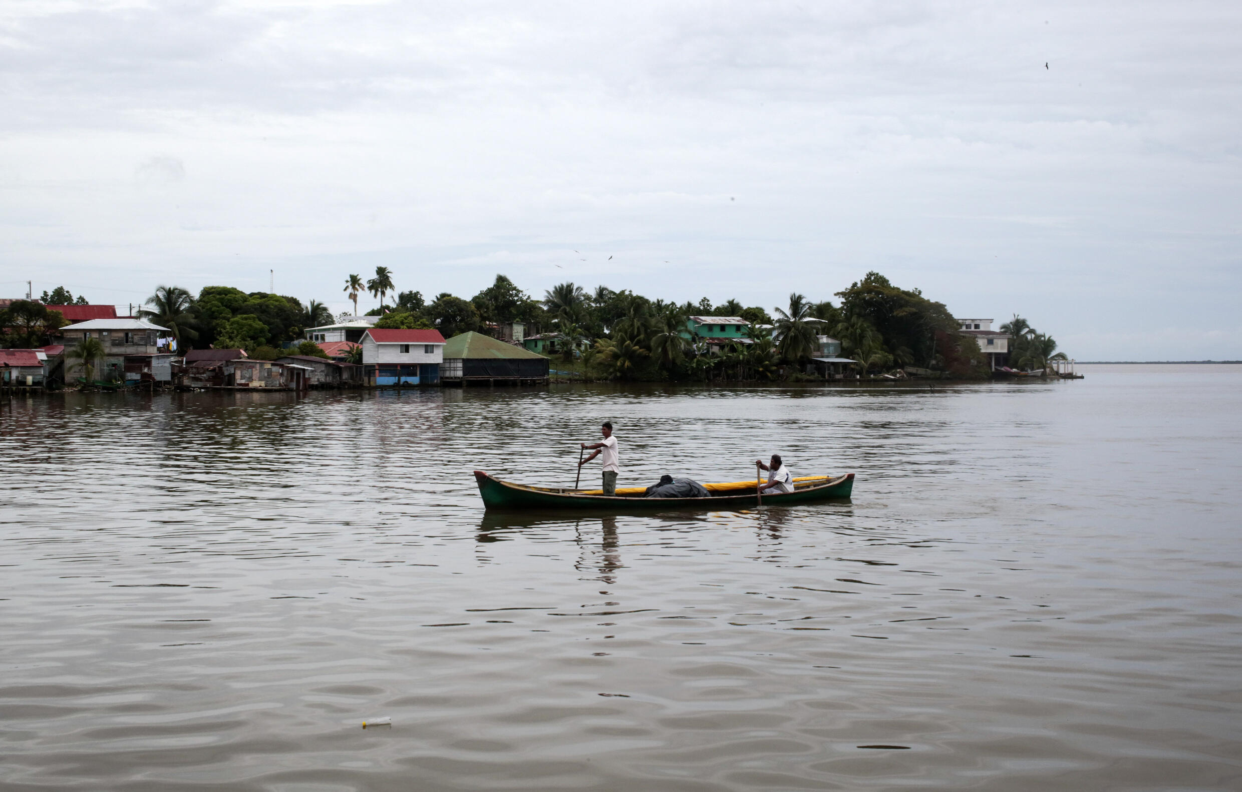 Rybacy wiosłują kajakiem w bezpieczne miejsce, zanim burza tropikalna Julia dotrze do portu w Bluefields w Nikaragui 8 października 2022 r.