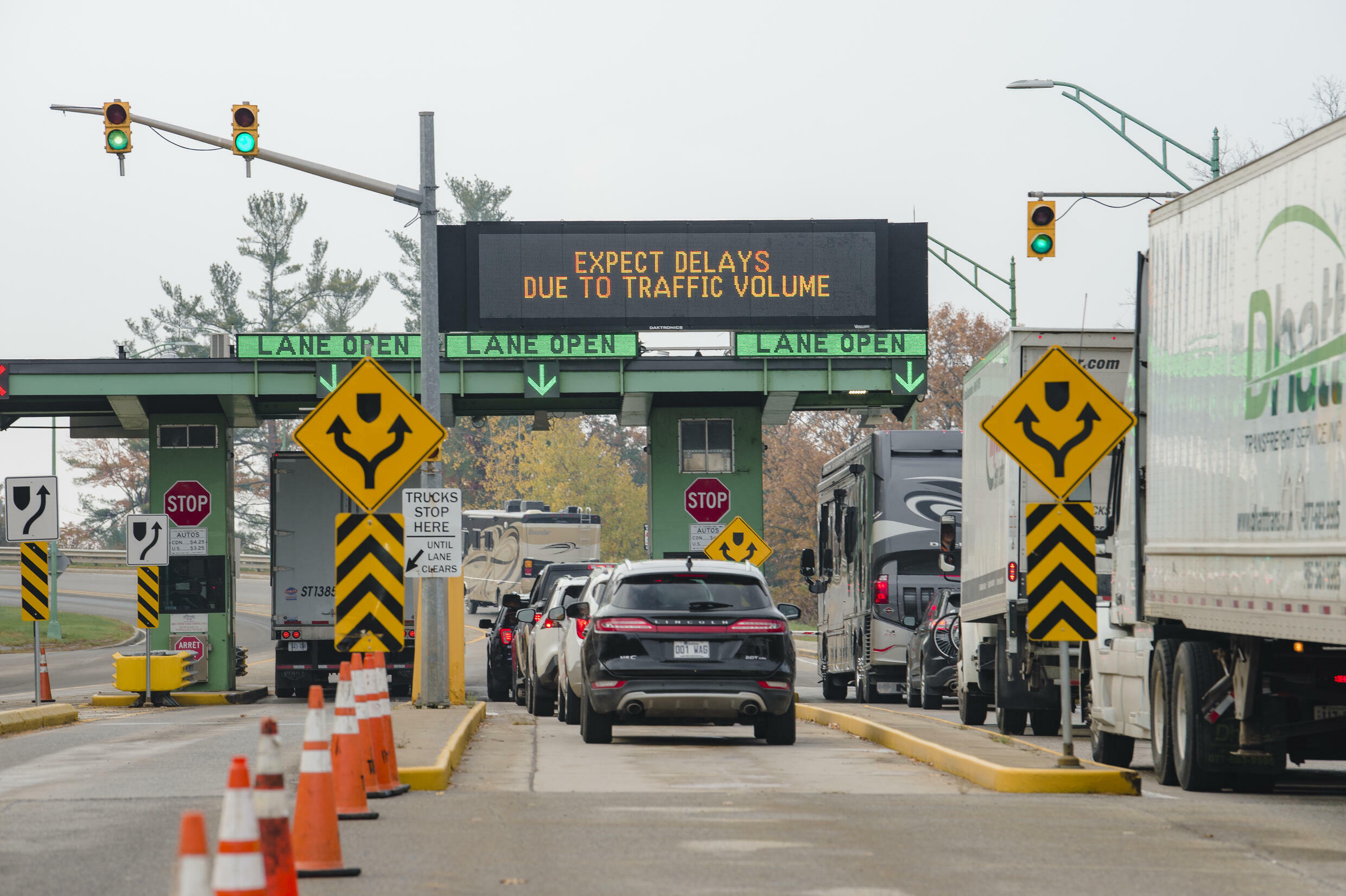 Canadian 'snowbirds' flock across reopened US border