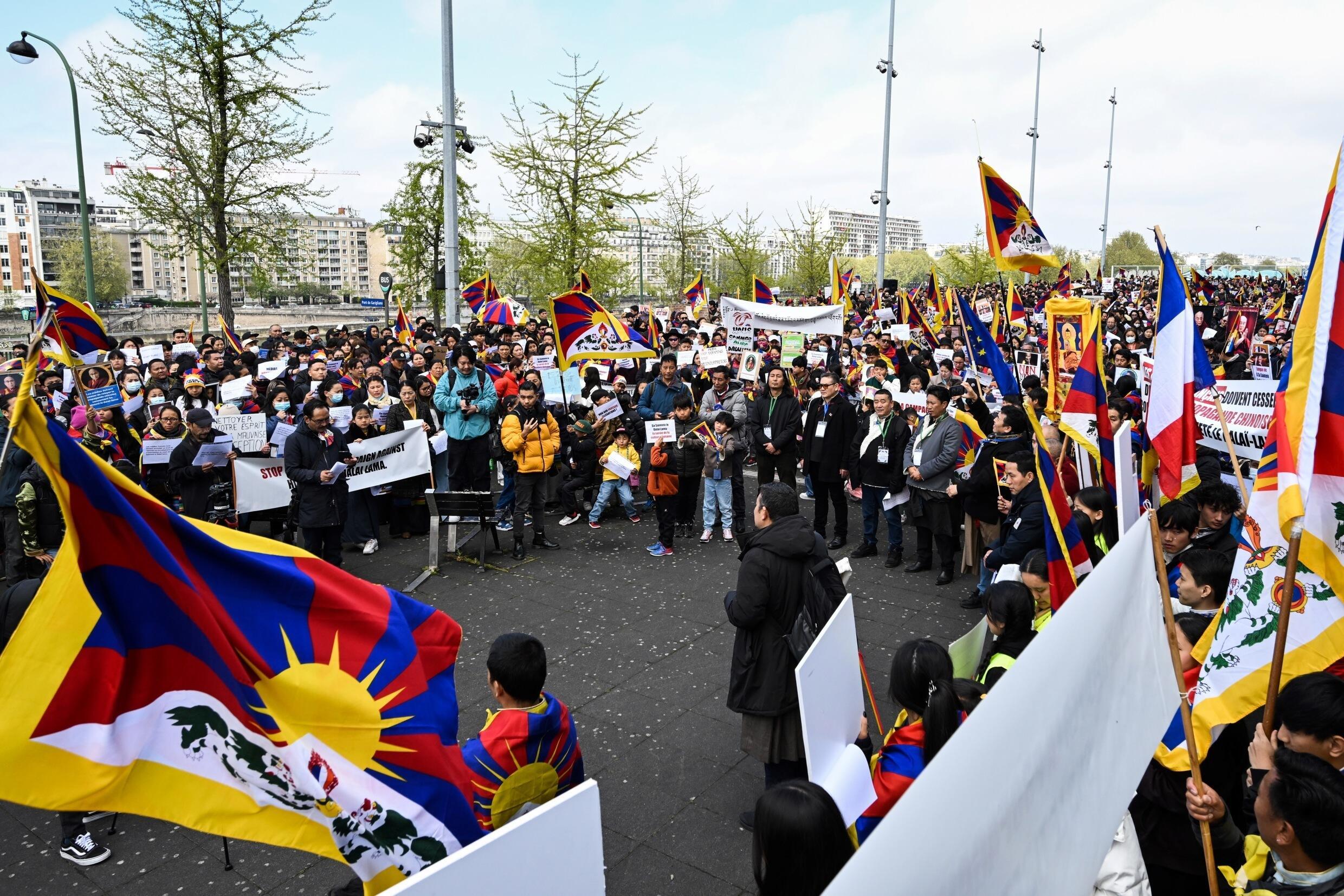 Manifestación de tibetanos en apoyo al dalái lama en París, el 22 de abril de 2023