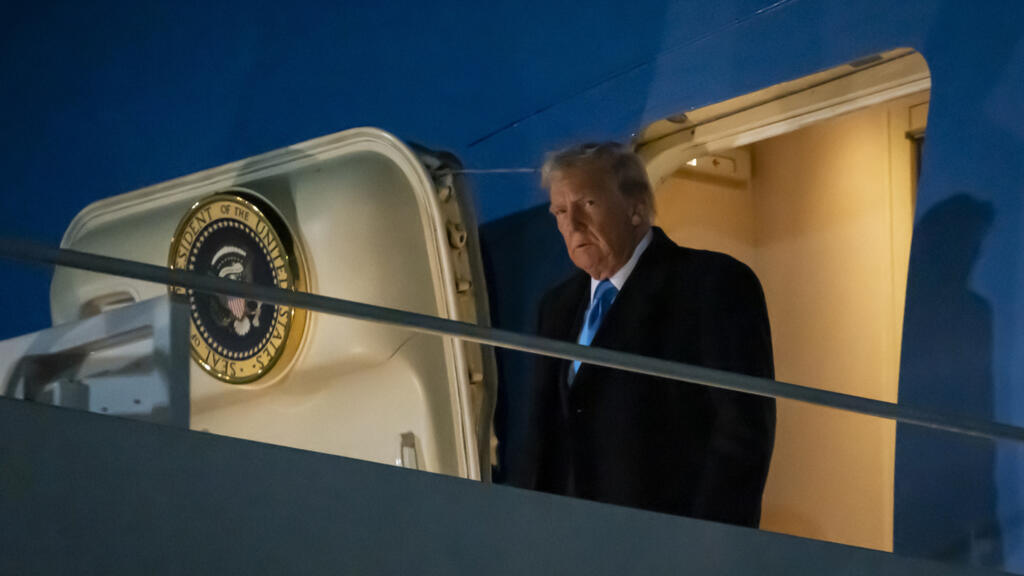Le président Donald Trump quitte Air Force One après son retour à la base militaire d'Andrews, dimanche 2 février 2025.