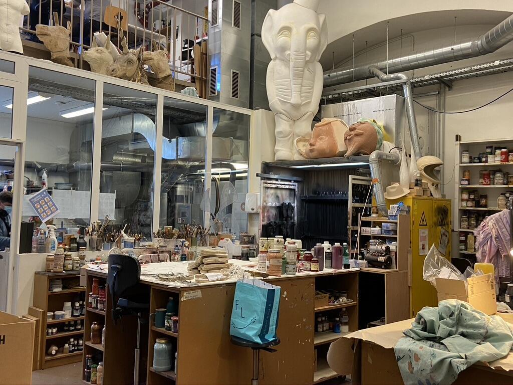 Vue de l'atelier décoration sur costumes-Palais Garnier
