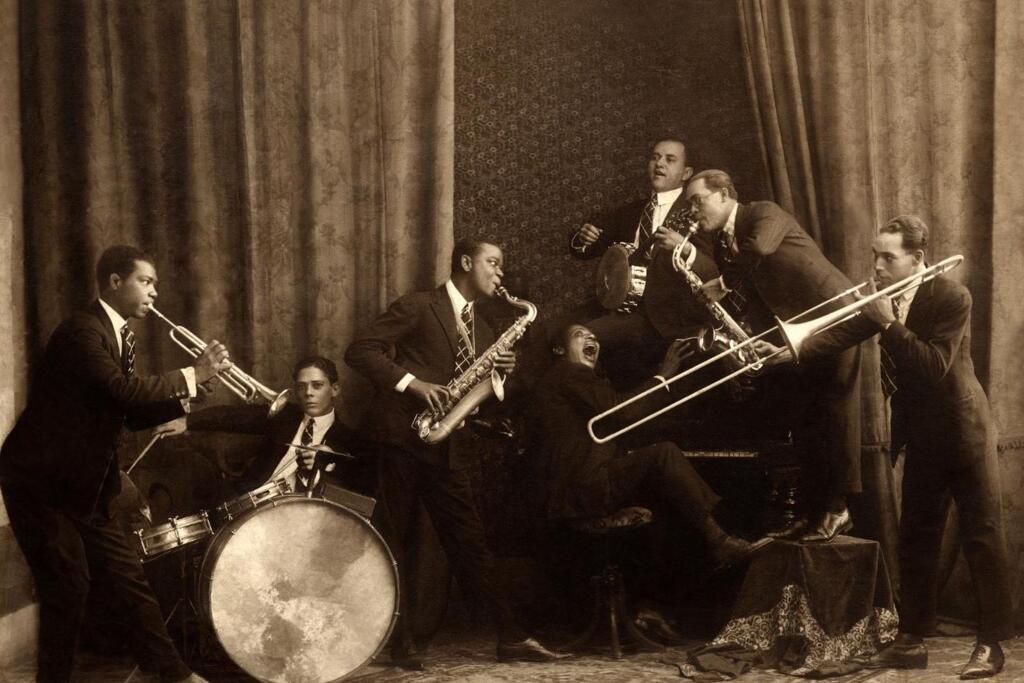 Após a turnê parisiense, o grupo Oito Batutas volta ao Brasil com mais metais e Pixinguinha tocando saxofone. Na imagem de 1923, Sebastião Cirino (trompete/piston), Euclides Virgulino (bateria), Pixinguinha (saxofone), Fausto Mozart Corrêa (piano), José Monteiro (violão e banjo), José Batista Paraíso (saxofone) e Esmerino Cardoso (trombone de vara)
