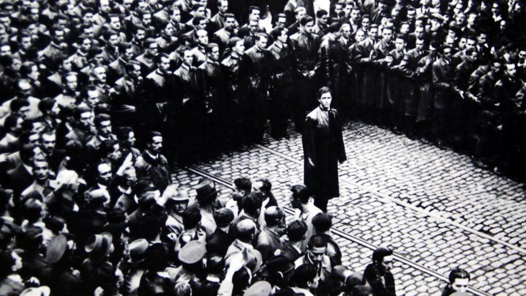 Corneliu Zelea Codreanu în mijlocul unui grup de legionari, București, 1937