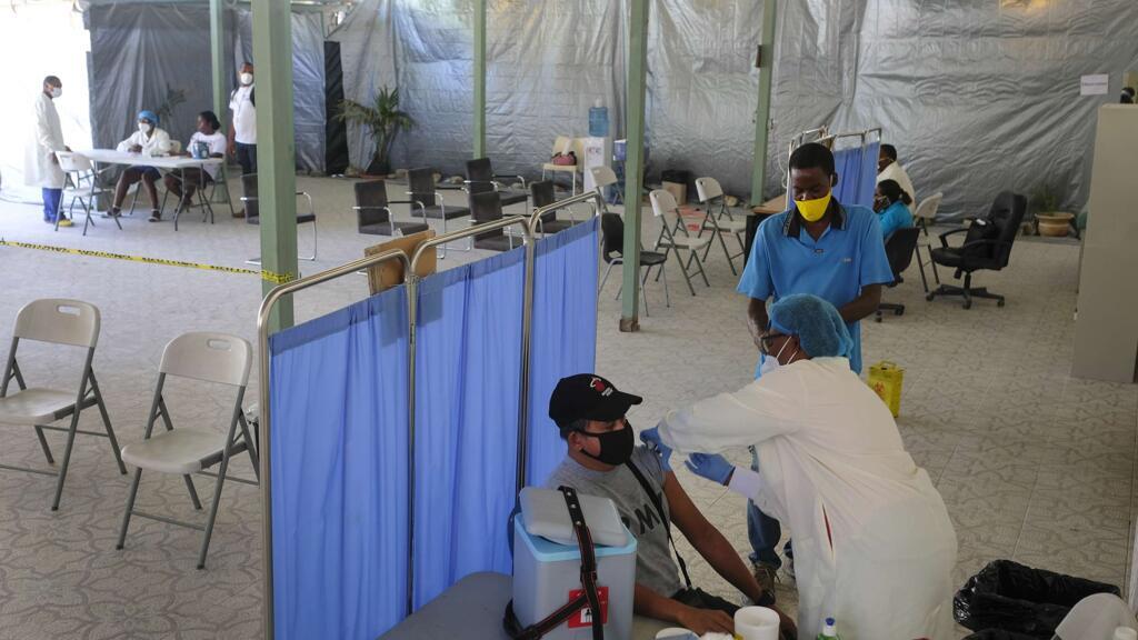 Un médecin inocule à un homme sa première dose du vaccin Moderna COVID-19 à l'hôpital Saint Damien, à Port-au-Prince, en Haïti, le samedi 17 juillet 2021. En Haïti, mois de 1% de la population est vaccinnée.