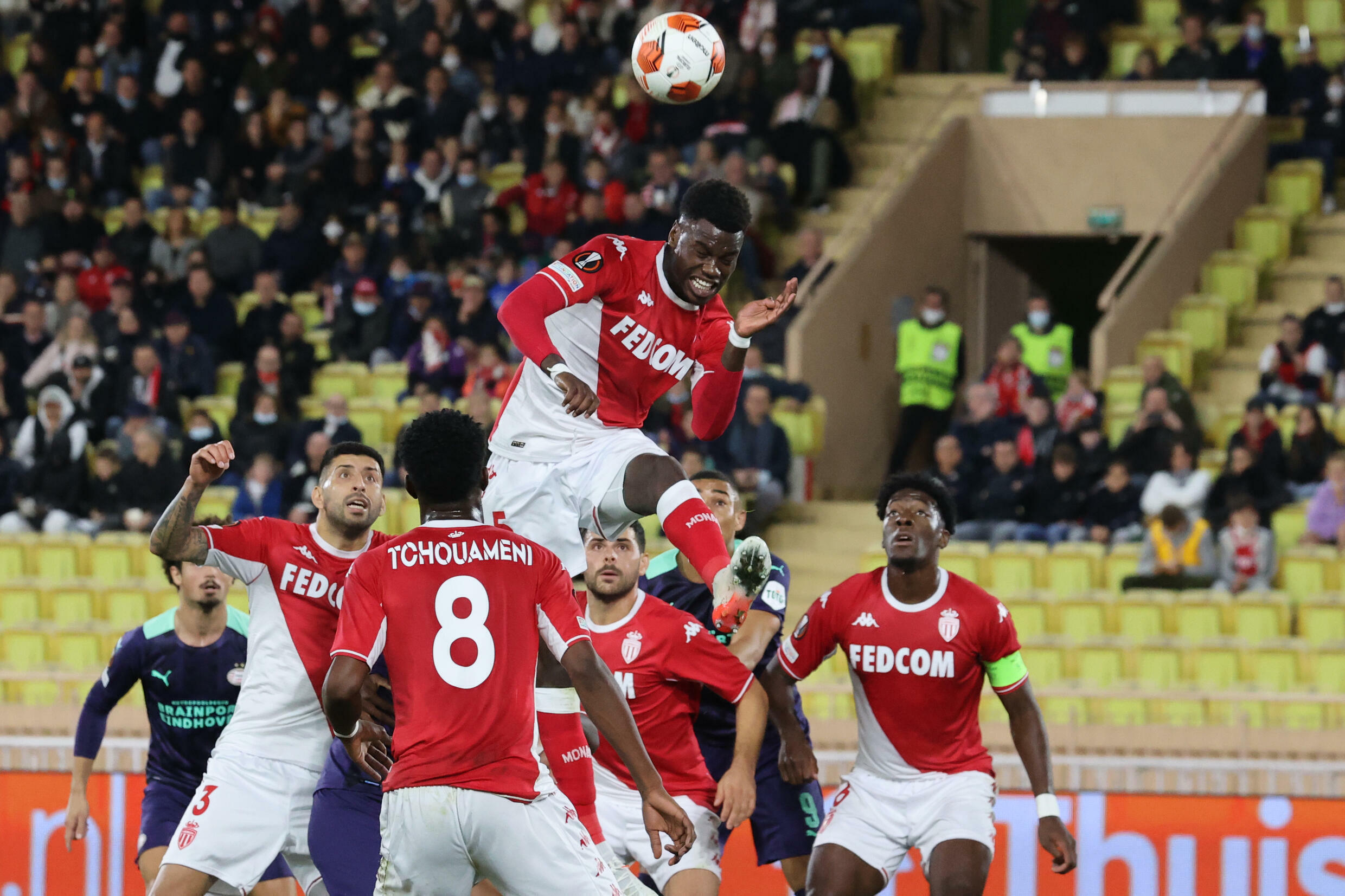 Francuski obrońca Monako, Benoit Badiachel Mukenai, prowadzi piłkę podczas meczu Ligi Europy Grupy B pomiędzy Monako i PSV Eindhoven na Stade Louis II w Monako 4 listopada 2021 r.