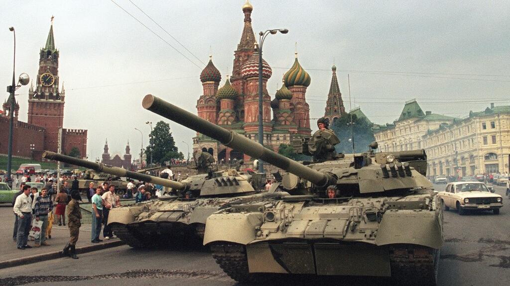 En août 1991, Dmitri Lazov fait partie du petit groupe de responsables qui décident de renverser l'URSS en août 1991.