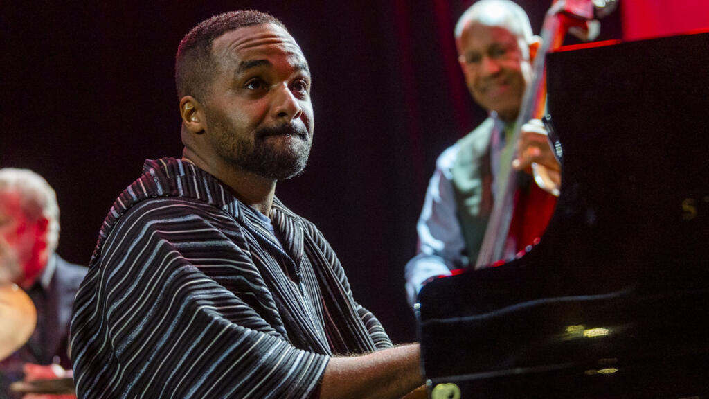 Sullivan Fortner joue le répertoire d’Oscar Peterson sous le regard attentif du contrebassiste John Clayton.