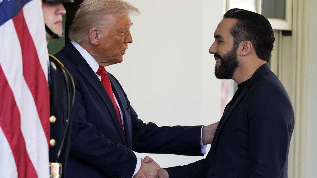 O presidente Donald Trump (esq.) recebe o presidente de El Salvador, Nayib Bukele, na Casa Branca, em Washington. 14 de abril de 2025.