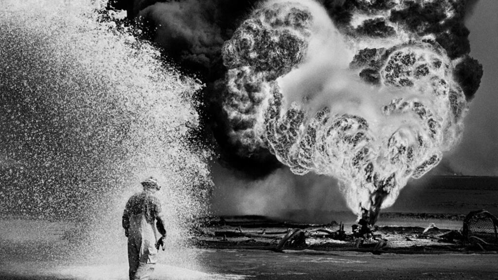 A luta contra a queima de poços de petróleo, campos de petróleo do Kuwait, 1991.