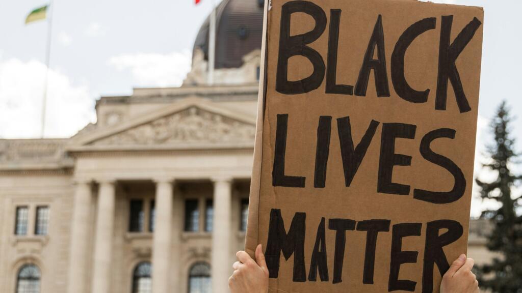 le concept de “privilège blanc” a ressurgi dans le débat public après le meurtre de Georges Floyd, tué en 2020 par des policiers blancs de Minneapolis lors d’une interpellation.