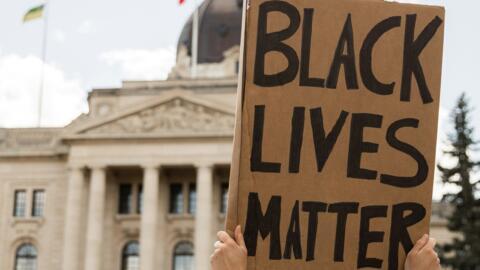 Le concept de «privilège blanc» a ressurgi dans le débat public après le meurtre de George Floyd, tué en 2020 par des policiers blancs de Minneapolis lors d’une interpellation.