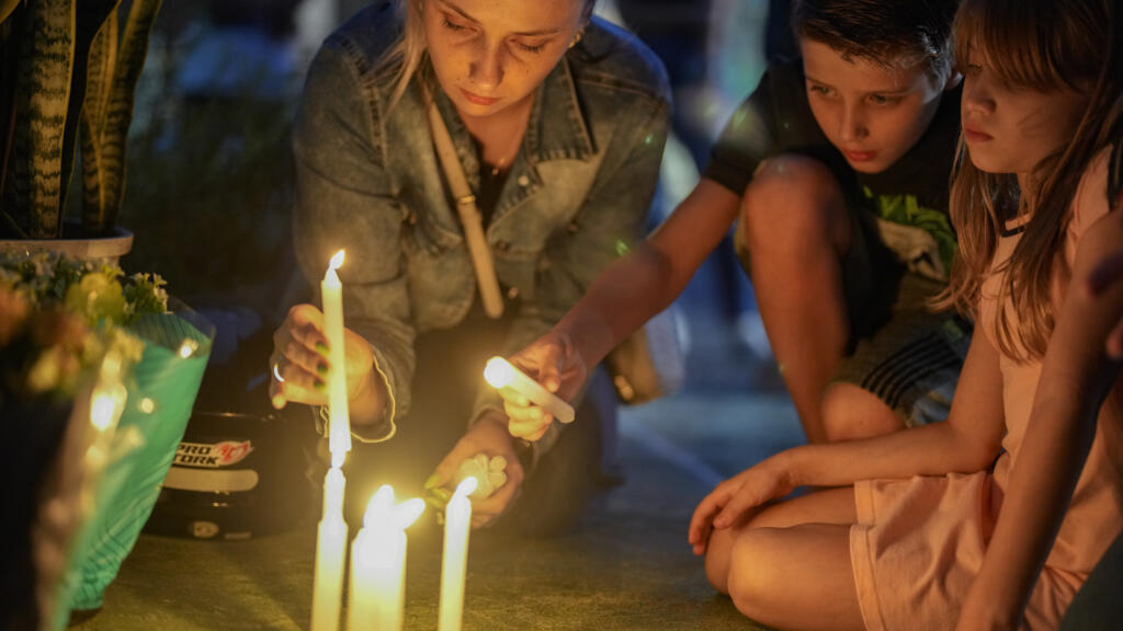 Moradores de Blumenau (SC) prestam homenagem às vítimas do ataque à creche Cantinho Bom Pastor, em 5 de abril de 2023.