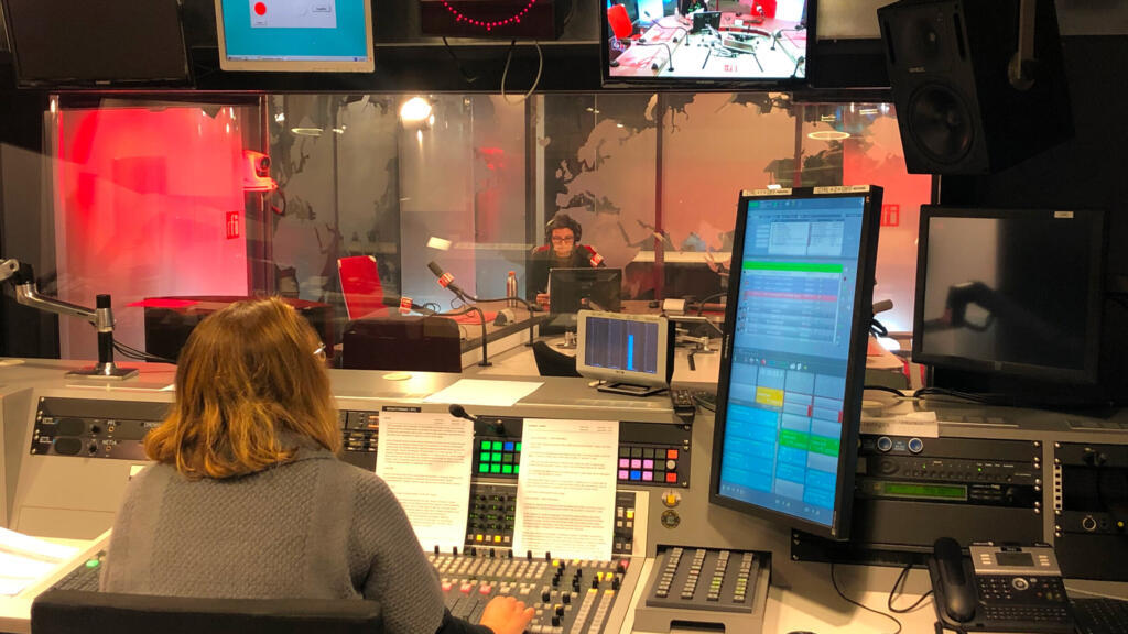 Adriana Brandão e Valérie Royer no estúdio 51 do grupo France Média Monde, que engloba a RFI.