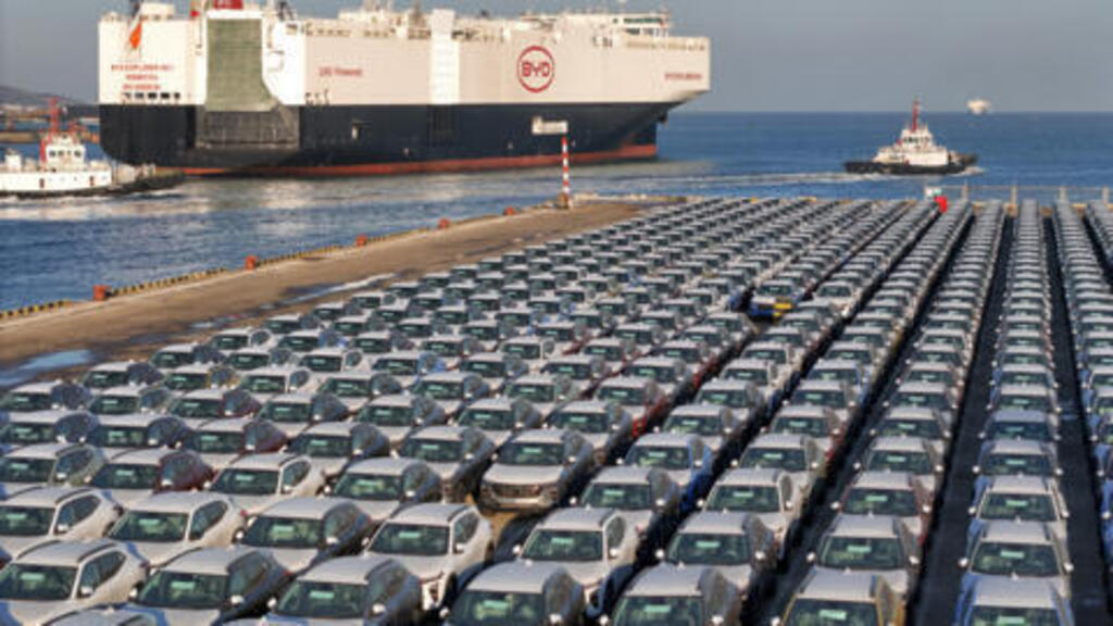 Des voitures électriques destinées à l'exportation en attente d'être chargées sur un navire, au port chinois de Yantai, dans la province du Shandong, le 10 janvier 2024 (image d'illustration). AFP -