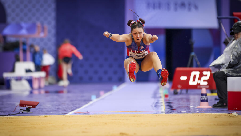 L'Américaine Catarina Joao Guimaraes participe au saut en longueur féminin T38 lors des Jeux paralympiques de 2024, le jeudi 5 septembre 2024.