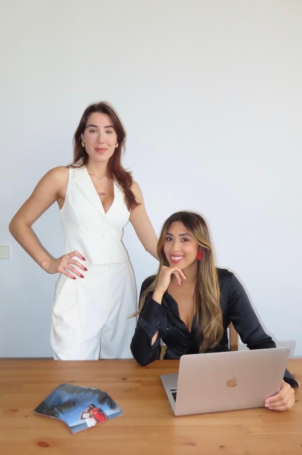 Elora Janguiê (de pé) e Mariana Sales uniram o desejo de ambas de compartilhar a riqueza e a diversidade da moda latino-americana na Europa para "quebrar tabus".
