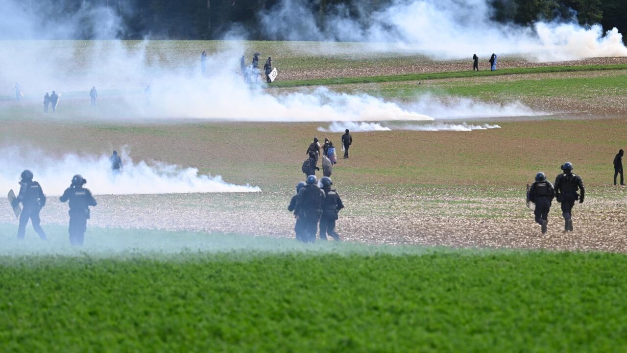 France: des centaines de personnes manifestent contre un site d'enfouissement de déchets nucléaires