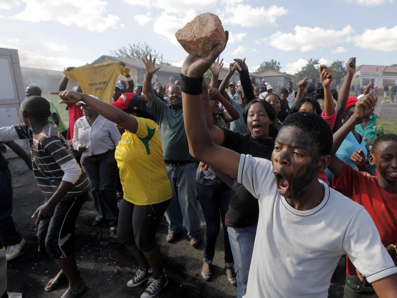 En Afrique du Sud, pauvreté et précarité nourrissent la colère des  townships - RFI