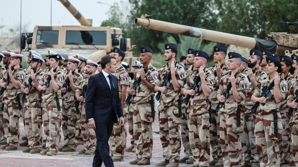 Aux Émirats arabes unis, Emmanuel Macron annonce la construction d'un nouveau porte-avions français