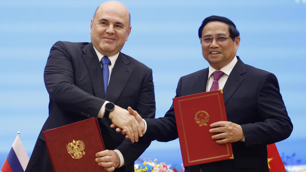 Thủ tướng Việt Nam Phạm Minh Chính (P) và đồng nhiệm Nga Mikhail Mishustin trong lễ ký kết các văn kiện hợp tác song phương, Hà Nội, Việt Nam, ngày 14/01/2025.