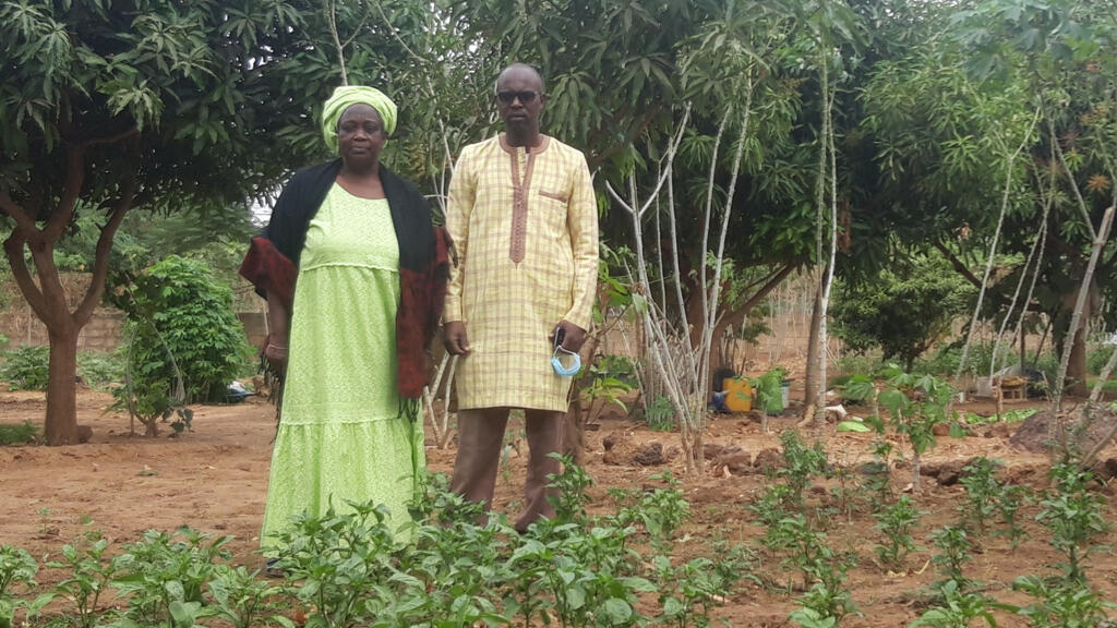 Adji Dramé et Rahim Ba, dans la ferme agro-écologique des quatre chemins à Toubab Dialaw, qui disent "non" au port à conteneurs de Ndayane qui risque de bouleverser la biodiversité de toute la région.