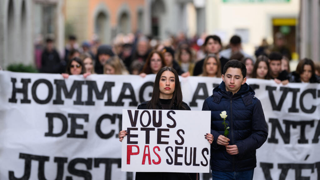 Crans-Montana: un mois après le drame, l’enquête progresse mais les critiques persistent