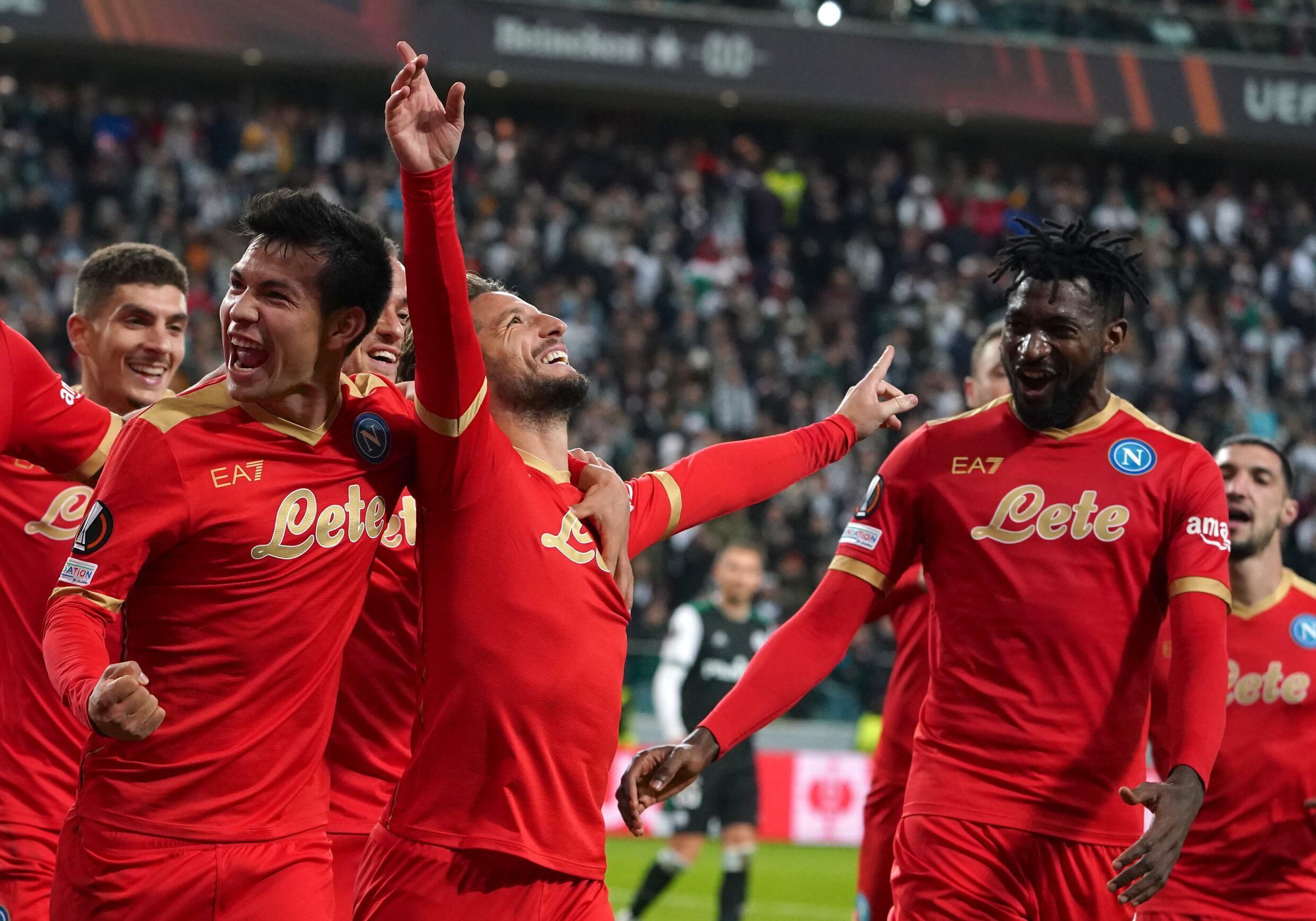 Belgijski napastnik Napoli Dries Mertens (C) świętuje z kolegami z drużyny gola 1-2 podczas meczu piłki nożnej Grupy C Ligi Europejskiej UEFA pomiędzy Legią Warszawa a Napoli w Warszawie 4 listopada 2021 r.