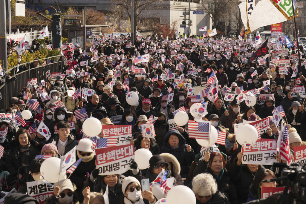 Des supporters du président déchu Yoon Suk-yeol manifestent devant la résidence présidentielle à Séoul, le 31 décembre 2024.