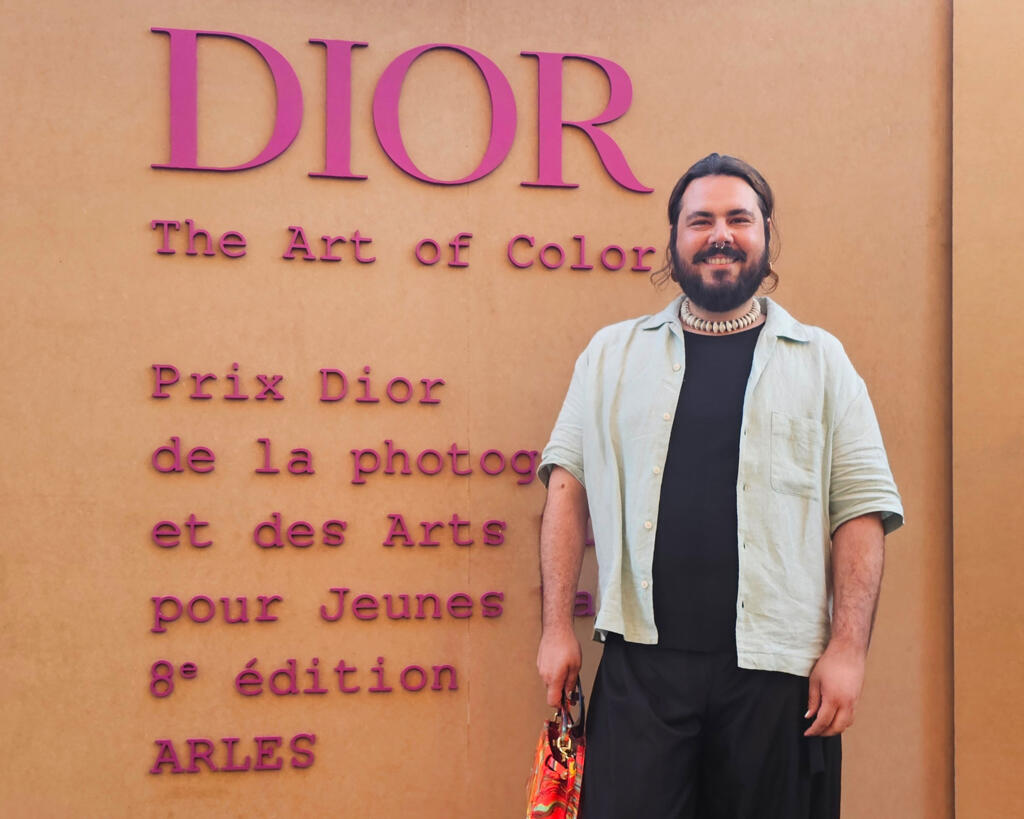Danilo Zocatelli Cesco, finalista do prêmio Dior 2025 para jovem talento em Arles.