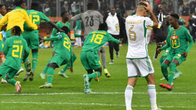 Ahmed Kendouci vient de manquer son tir au but. Les joueurs sénégalais exultent...