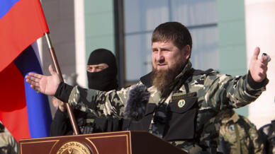 Ramzan Kadyrov, chef de la province russe de Tchétchénie, s'adresse à environ 10 000 soldats dans la capitale régionale de Tchétchénie, Grozny, en Russie, le mardi 29 mars 2022.