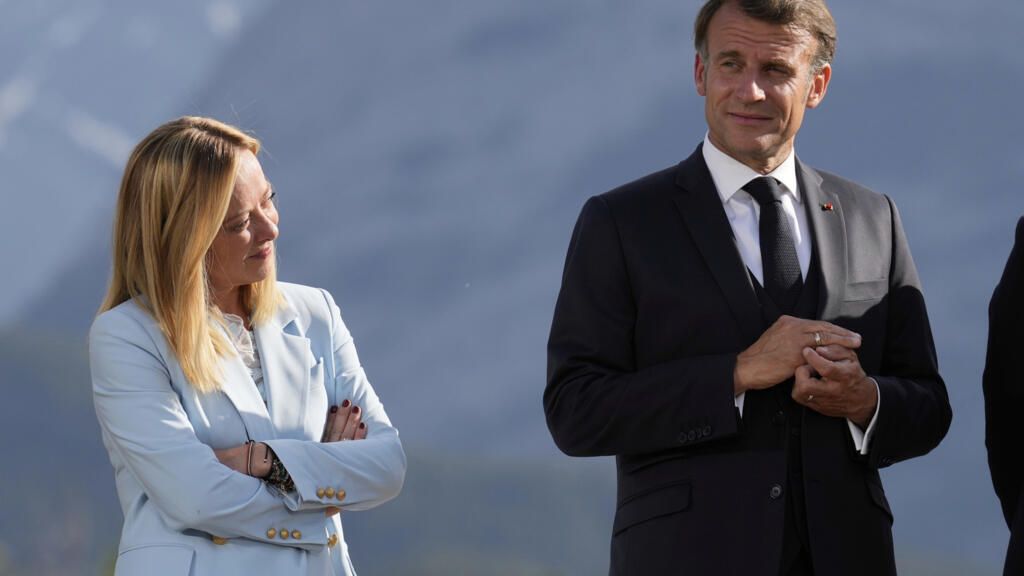 A primeira-ministra da Itália, Giorgia Meloni, e o presidente da França, Emmanuel Macron, em uma foto de grupo na Cúpula do G7, segunda-feira, 16 de junho de 2025, em Kananaskis, Canadá.