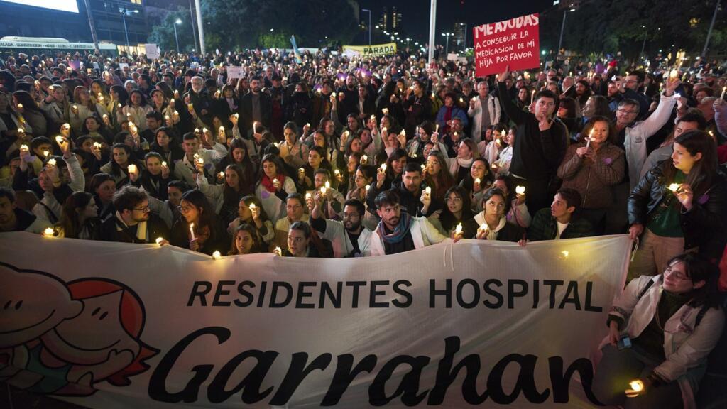 Manifestation aux chandelles du personnel de l'hôpital pédiatrique public Garrahan pour exiger de meilleurs salaires et un financement gouvernemental accru, à Buenos Aires, en Argentine, le lundi 2 juin 2025.