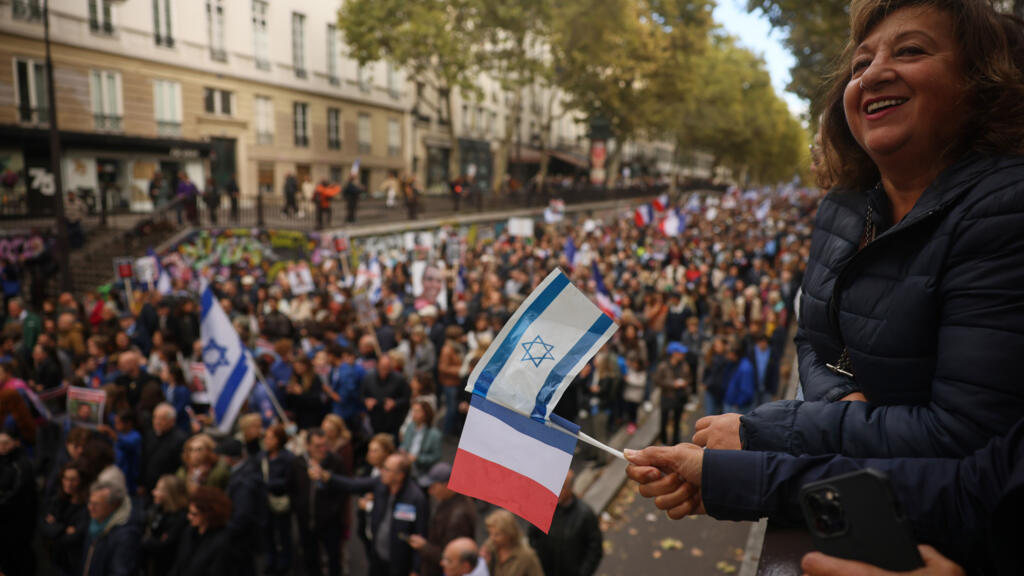 Des personnes manifestent en soutien aux otages israéliens détenus dans la bande de Gaza et exigent leur libération de la captivité du Hamas, dimanche 5 octobre 2025 à Paris. (image d'illustration)