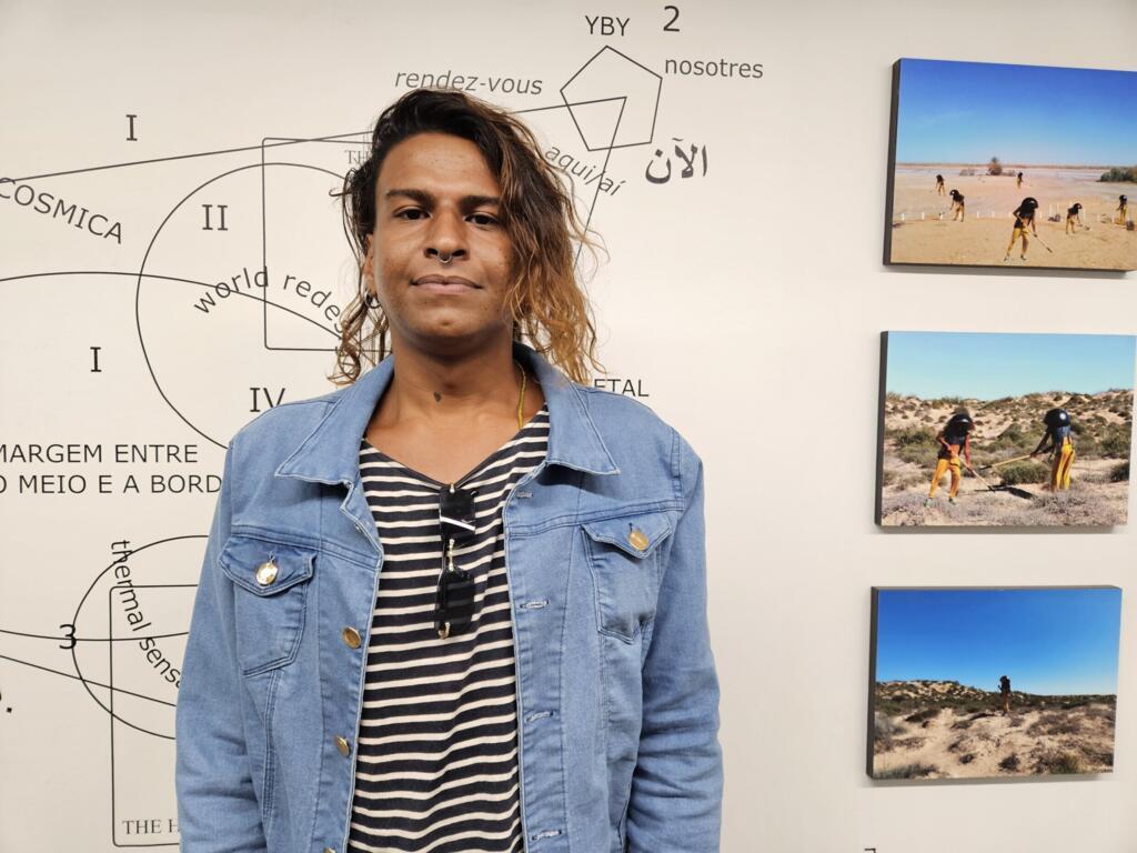 A artista paraibana Rastros de Diógenes, diante de sua obra, "Zona de Imaginação Climática".