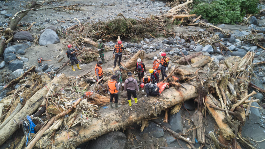 Inondations en Asie du Sud-Est: plus de 900 morts et des centaines de disparus