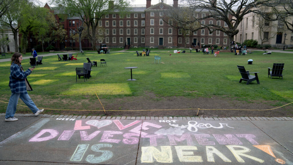 Les traces de l'ancien campement pro-palestinien sur la pelouse du campus de la Brown University à Providence, le 30 avril 2024.