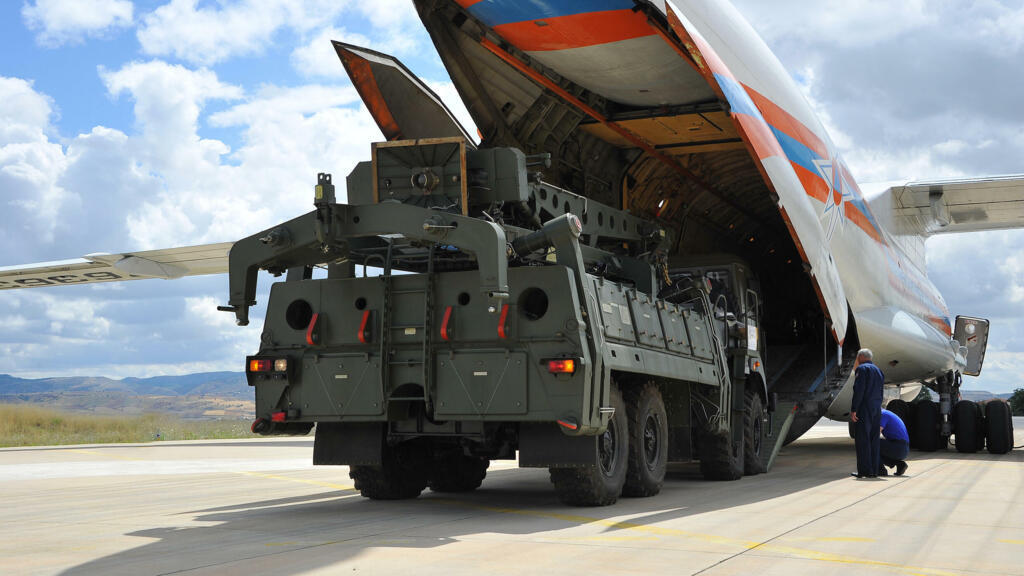 Un avion-cargo militaire décharge des composants du système de défense antimissile russe S-400 en Turquie en juillet 2019.