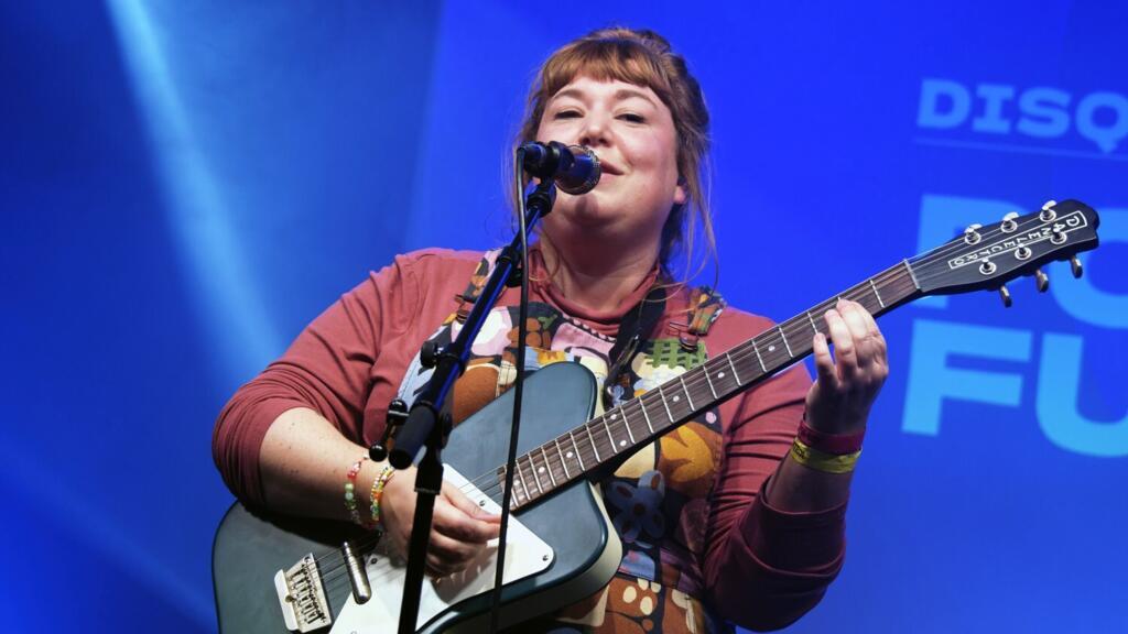 Poppy Fusée en concert à Paris, lors du Disquaire Day, en avril 2024.