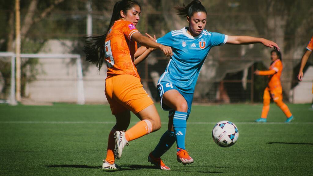 Deux joueuses de football.