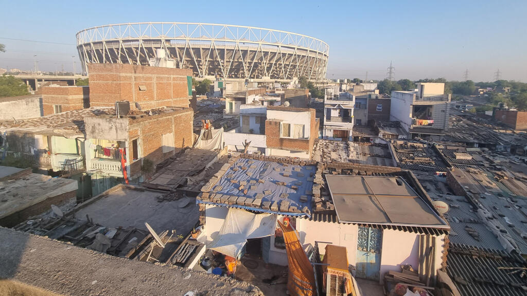 Le stade Narendra Modi, le plus grand du monde, et ses bidonvilles.