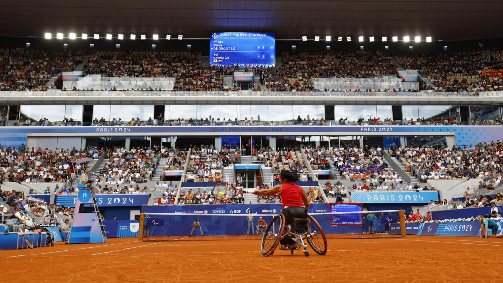 La Japonaise Yui Kamiji face à la Hollandaise Diede de Groot, épreuve de tennis fauteuil simple femmes aux Jeux paralympiques de Paris 2024, à Roland-Garros, le 6 septembre 2024.