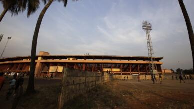Le stade du 28-Septembre à Conakry, en Guinée, photographié de l'extérieur en décembre 2009, quelques semaines après le massacre perpétré le 28 septembre 2009.