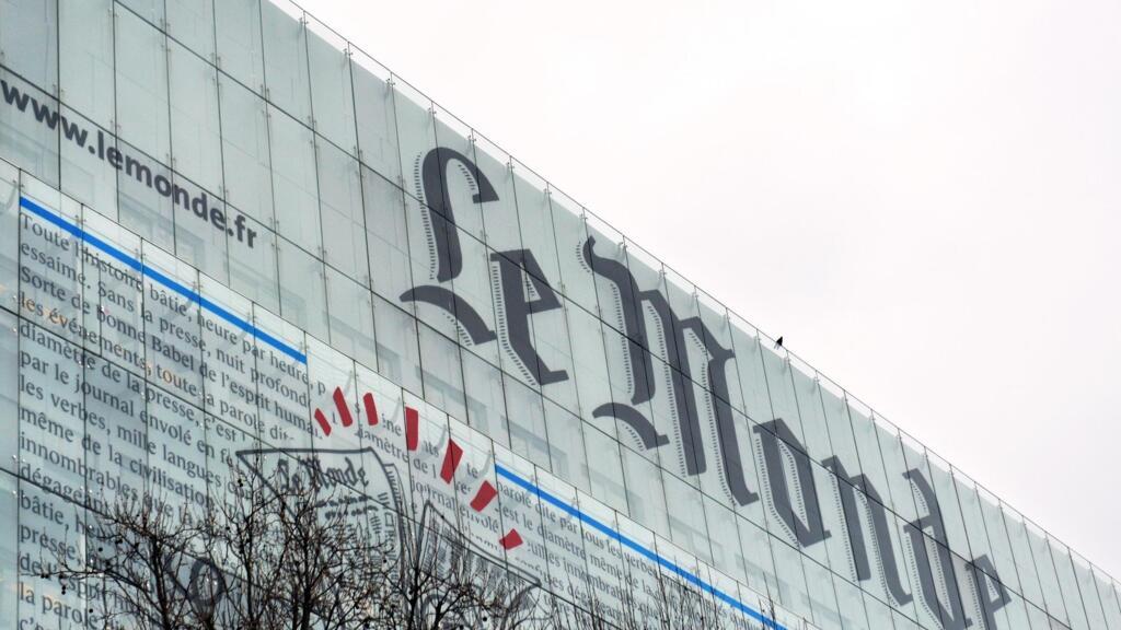 Une photo prise le 7 mars 2013 montre la façade du siège du journal Le Monde à Paris.